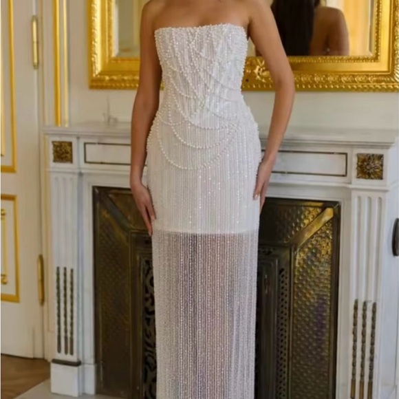Dresses & Skirts - Elegant White Strapless Dress